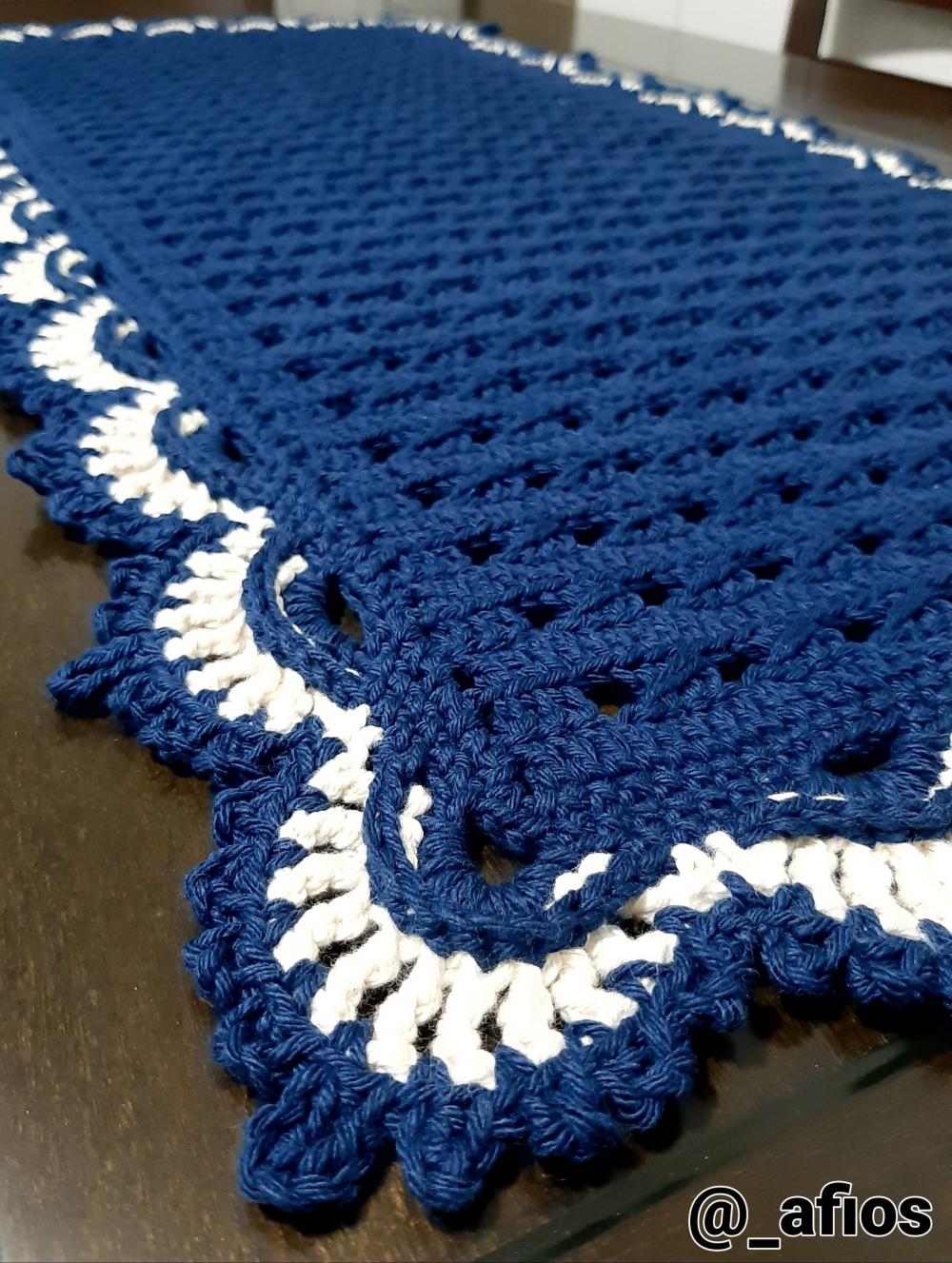 Trilho de Mesa em Crochê Azul Marinho c/ Natural