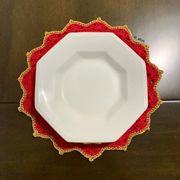 Sousplat Vermelho com Dourado (jogo Americano) em Crochê