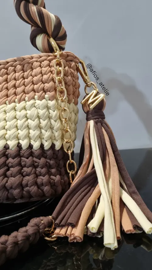 Bolsa Glamour em Crochê com Chaveiro Personalizado