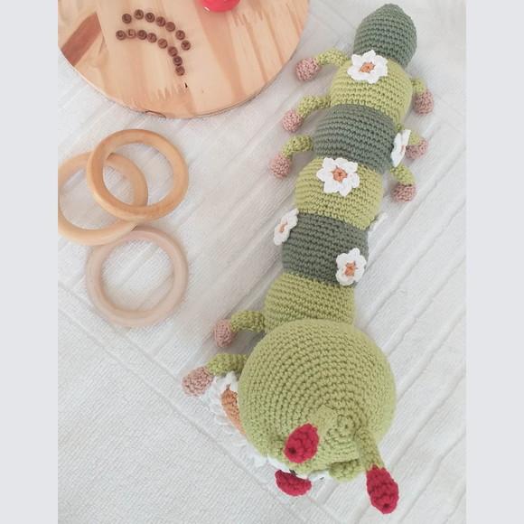Lagarta Clotilde Sensorial Amigurumi com Chocalho e Buzina