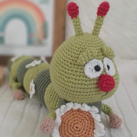 Lagarta Clotilde Sensorial Amigurumi com Chocalho e Buzina