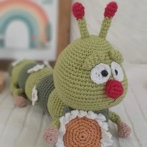 Lagarta Clotilde Sensorial Amigurumi com Chocalho e Buzina
