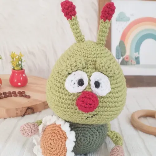 Lagarta Clotilde Sensorial Amigurumi com Chocalho e Buzina