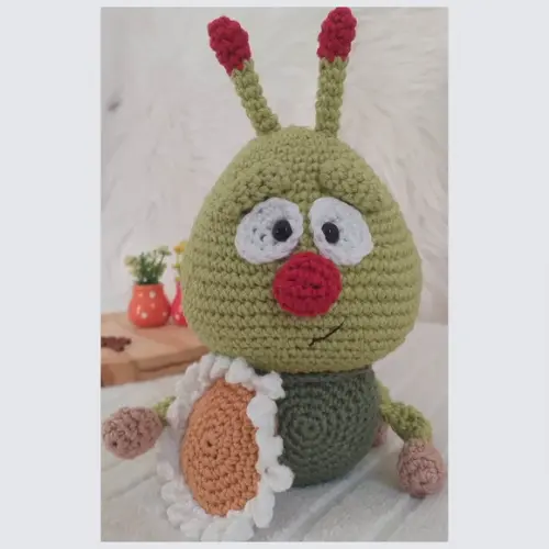 Lagarta Clotilde Sensorial Amigurumi com Chocalho e Buzina