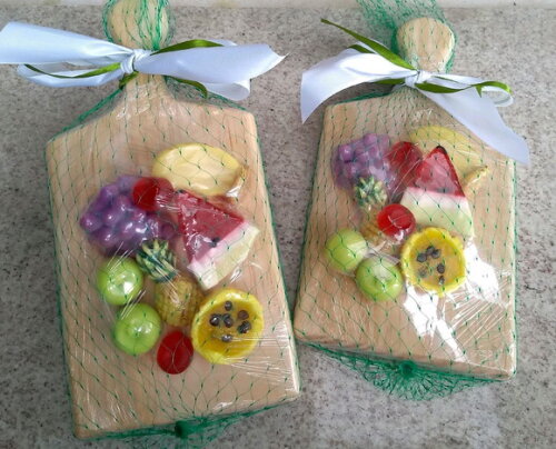 Mini tábua pinus com sabonetes frutas