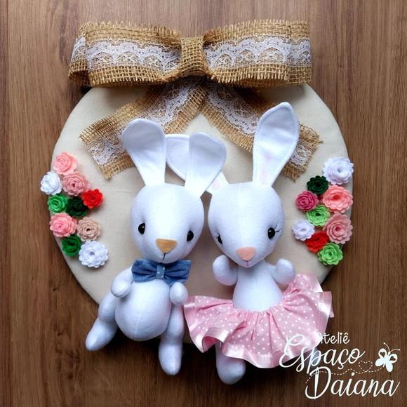 Guirlanda Enfeite de Porta Páscoa com 2 Coelhos / Decoração de