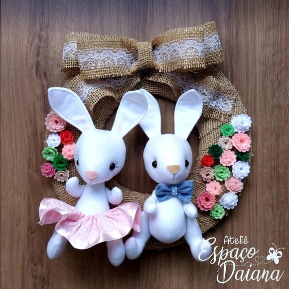 Guirlanda Enfeite de Porta Páscoa com 2 Coelhos / Decoração de