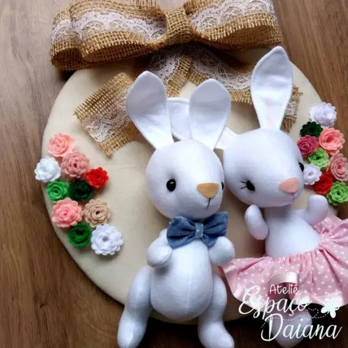 Guirlanda Enfeite de Porta Páscoa com 2 Coelhos / Decoração de