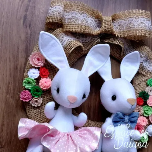 Guirlanda Enfeite de Porta Páscoa com 2 Coelhos / Decoração de