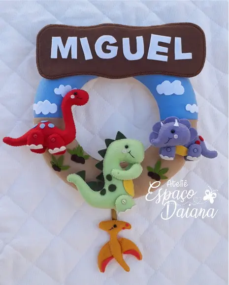 Guirlanda Porta Maternidade Dinossauros em Feltro Personalizada