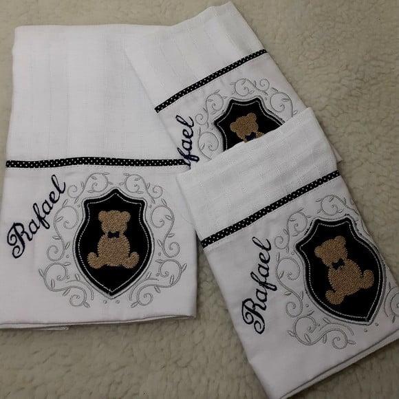 Fralda de Ombro e Boca Personalizada Ursinho Brasão Marinho