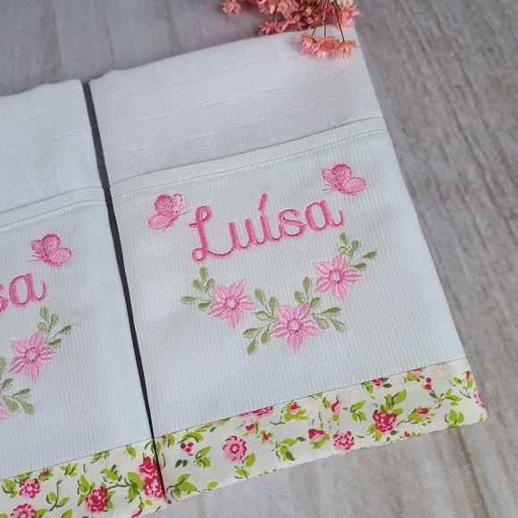 Fralda de Boca Raminho Floral com Nome Bordado