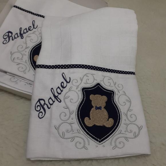Fralda de Ombro e Boca Personalizada Ursinho Brasão Marinho