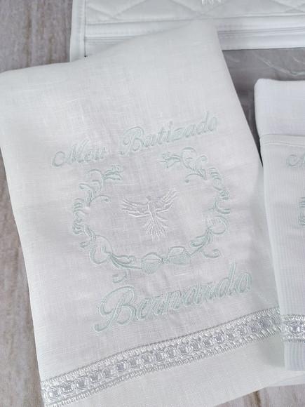 Kit Batismo Toalha Bordada Fralda e Embalagem Menino Azul