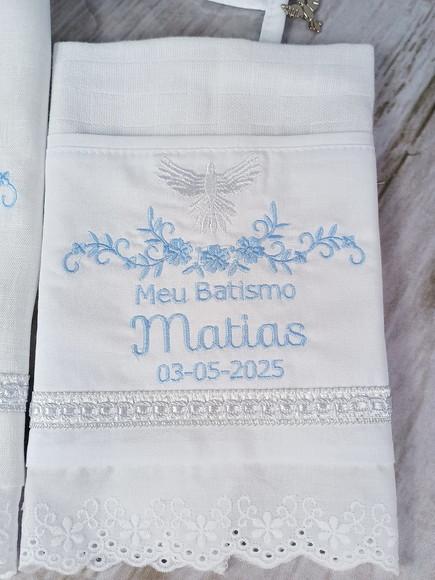 Kit Batizado Toalha Linho Bordada, Fralda, Vela e Embalagem