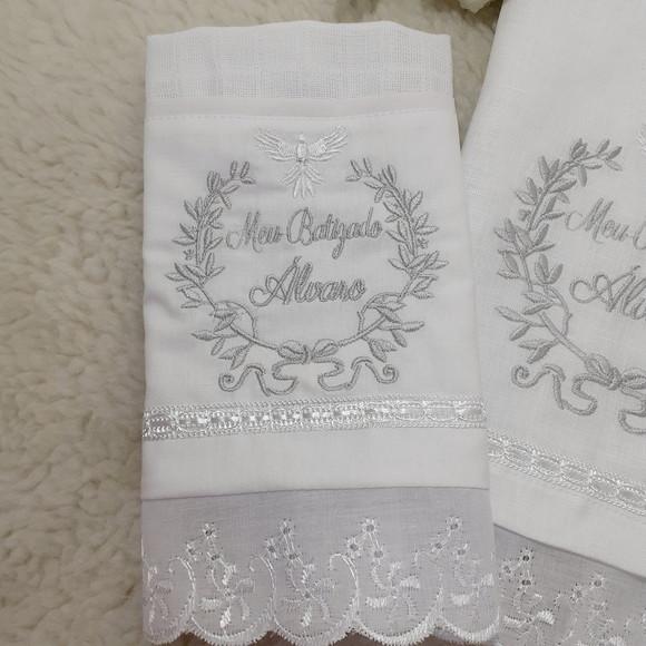 Kit Batizado Toalha Linho Vela Decorada e Fralda Boca