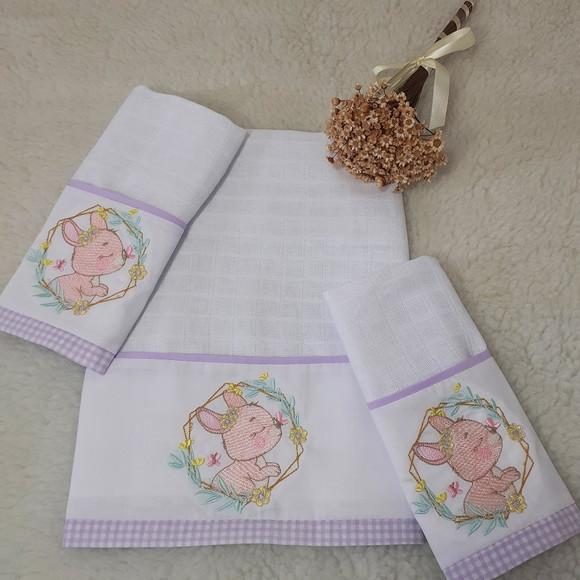 Kit Fralda de Ombro Bordada e Fraldinha de Boca Coelhinha