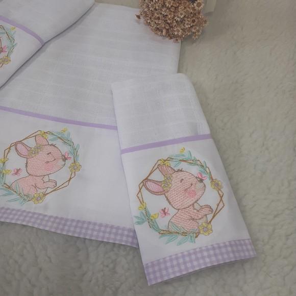 Kit Fralda de Ombro Bordada e Fraldinha de Boca Coelhinha