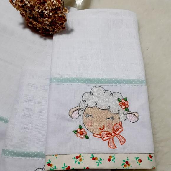 Kit Fralda de Ombro Bordada e Fraldinha de Boca Ovelhinha