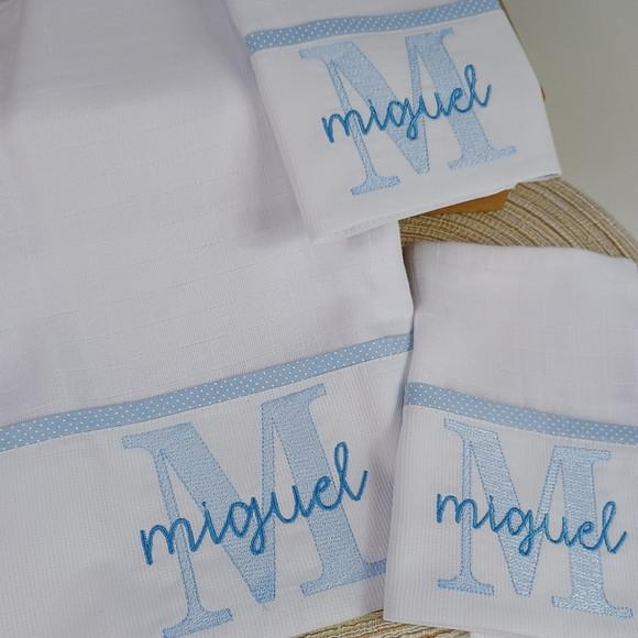 Kit Fralda Ombro e Boca Bordada Personalizada Monograma Azul
