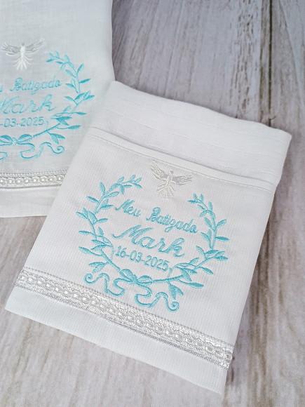 Kit Toalha Batismo Bordada Linho Vela Decorada e Fralda Boca