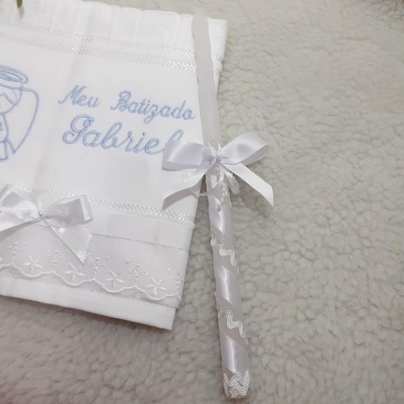 Kit Toalha Batizado Bordada Anjinho Menino e Vela Decorada