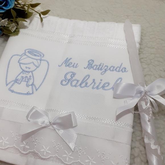 Kit Toalha Batizado Bordada Anjinho Menino e Vela Decorada
