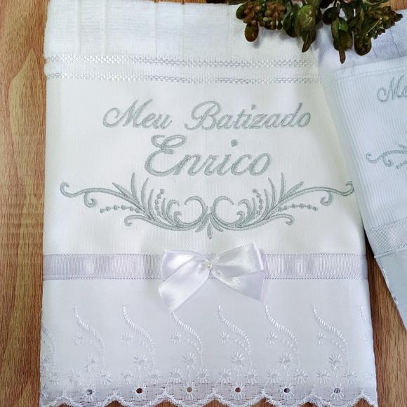 Kit Toalha Batizado Bordada Flores Dourada e Fralda de Boca