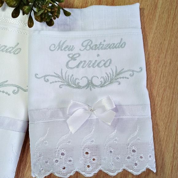 Kit Toalha Batizado Bordada Flores Dourada e Fralda de Boca