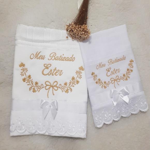 Kit Toalha Batizado Bordada Flores Dourada e Fralda de Boca