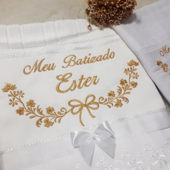Kit Toalha Batizado Bordada Flores Dourada e Fralda de Boca