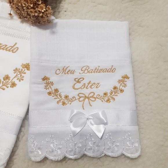 Kit Toalha Batizado Bordada Flores Dourada e Fralda de Boca