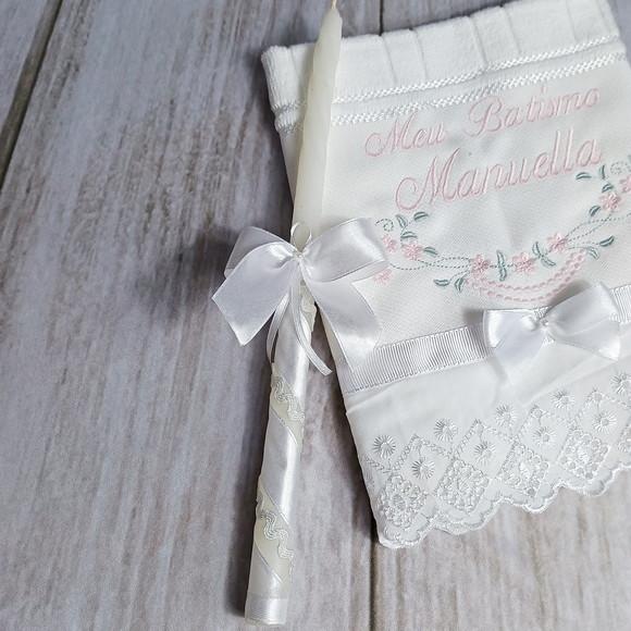 Kit Toalha Batizado Bordada Flores Rosa e Vela Decorada