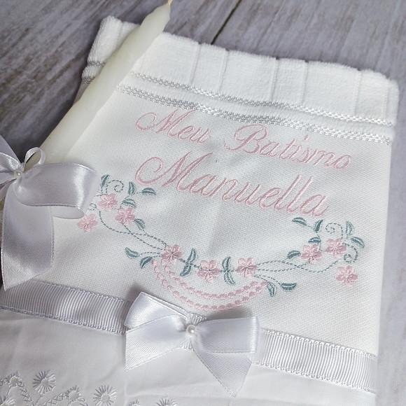 Kit Toalha Batizado Bordada Flores Rosa e Vela Decorada