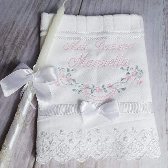 Kit Toalha Batizado Bordada Flores Rosa e Vela Decorada