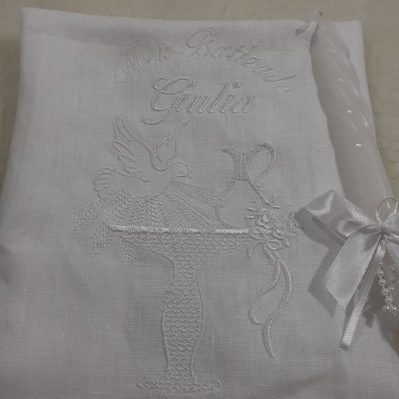 Kit Toalha Batizado Cambraia de Linho Bordada Vela Decorada