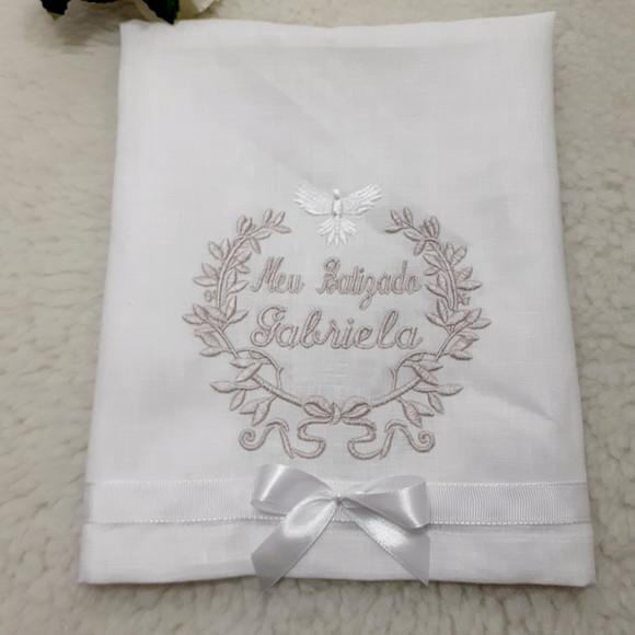 Kit Toalha Batizado Cambraia de Linho Bordada Vela Decorada