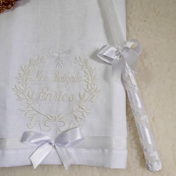 Kit Toalha Batizado Cambraia de Linho Bordada Vela Decorada