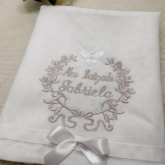 Kit Toalha Batizado Cambraia de Linho Bordada Vela Decorada