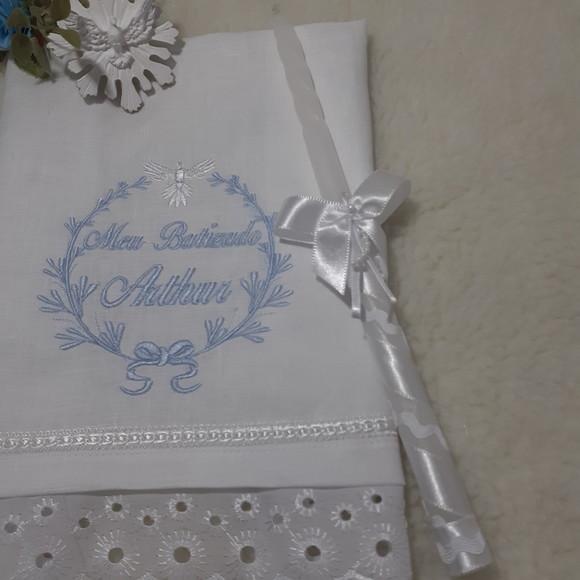 Kit Toalha Batizado Cambraia de Linho Bordada Vela Decorada