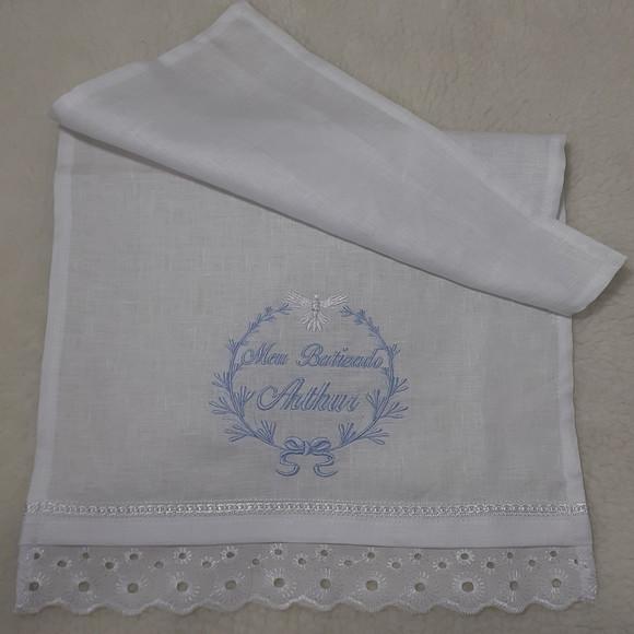 Kit Toalha Batizado Cambraia de Linho Bordada Vela Decorada