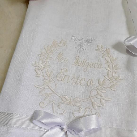 Kit Toalha Batizado Cambraia de Linho Bordada Vela Decorada