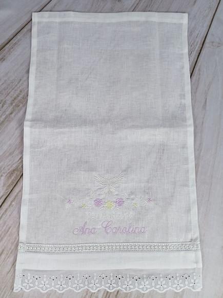 Kit Toalha Batizado Cambraia de Linho Bordadae Vela Decorada