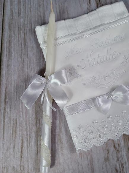 Kit Toalha Branca Batismo Personalizada e Vela Decorada