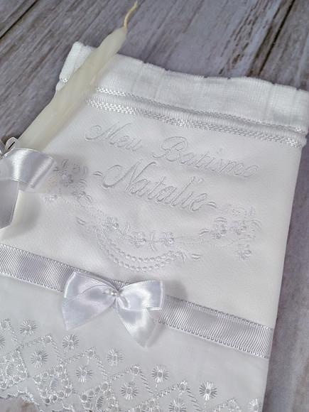 Kit Toalha Branca Batismo Personalizada e Vela Decorada