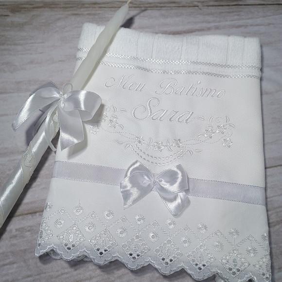 Kit Toalha de Batismo Bordado Nome Branco Menina e Vela
