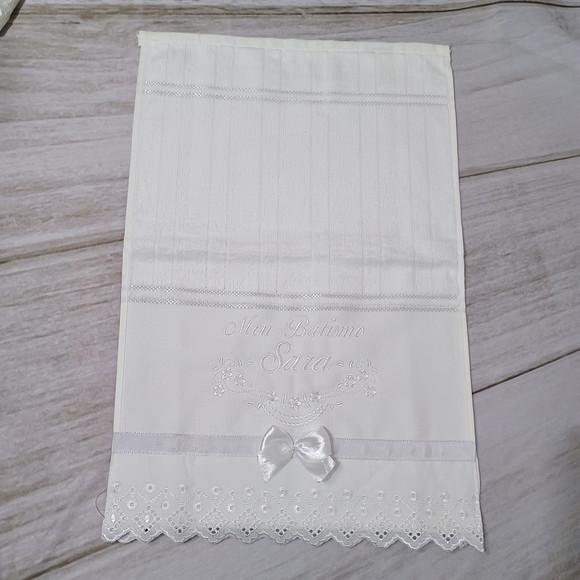 Kit Toalha de Batismo Bordado Nome Branco Menina e Vela