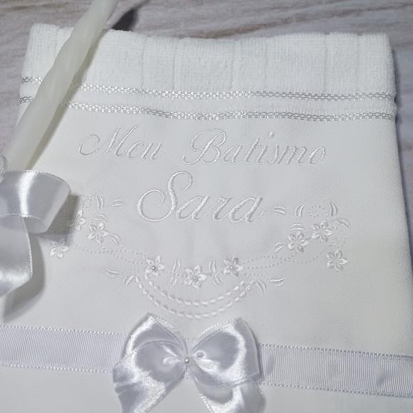 Kit Toalha de Batismo Bordado Nome Branco Menina e Vela