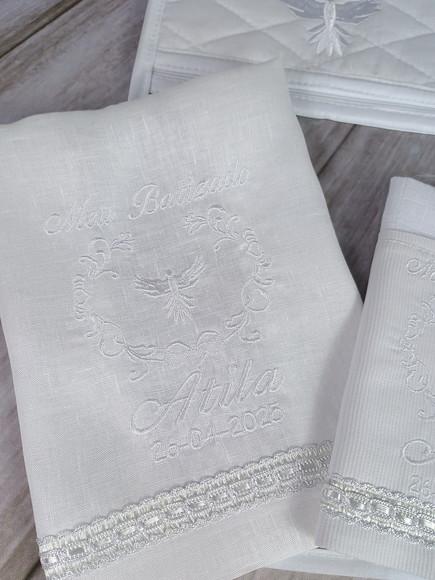 Kit Toalha de Batizado Fralda Bordada Vela e Embalagem