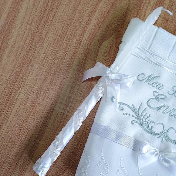 Kit Toalha de Batizado Bordada Personalizada e Vela Menino